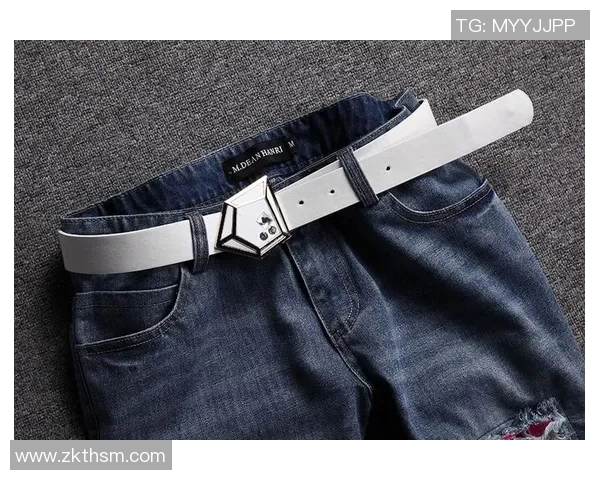 后背纹身展现足球明星个性魅力与运动精神的完美结合